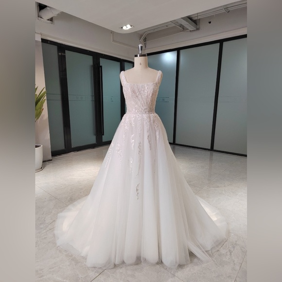 Many wedding dresses available - Picture 3 of 16